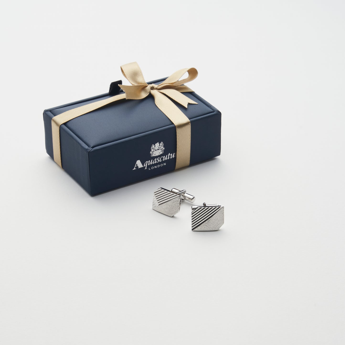 アクアスキュータムカフス ダイヤカットライン入り シルバー ギフトボックス