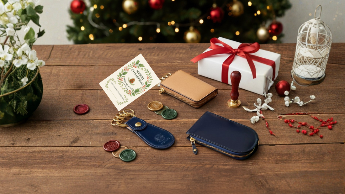 【革小物】冬の装いに、上質を添えるメンズギフト｜レザーアクセサリーの選び方