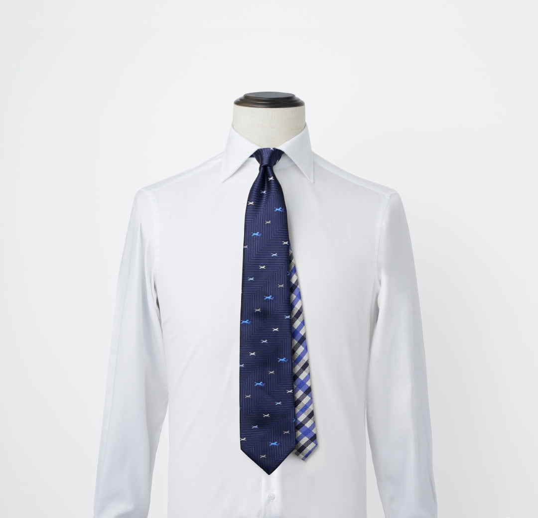 アクアスキュータム 干支モチーフ 馬柄  ネイビー 紺色 シャツ着用画