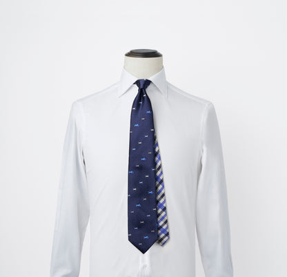 アクアスキュータム 干支モチーフ 馬柄  ネイビー 紺色 シャツ着用画