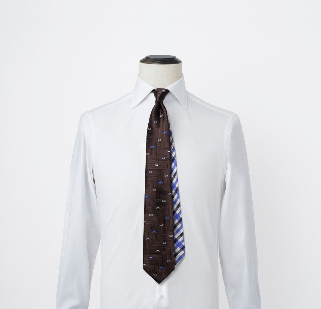 アクアスキュータム 干支モチーフ 馬柄  ブラウン こげ茶 シャツ着用画