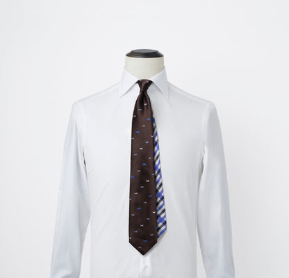 アクアスキュータム 干支モチーフ 馬柄  ブラウン こげ茶 シャツ着用画