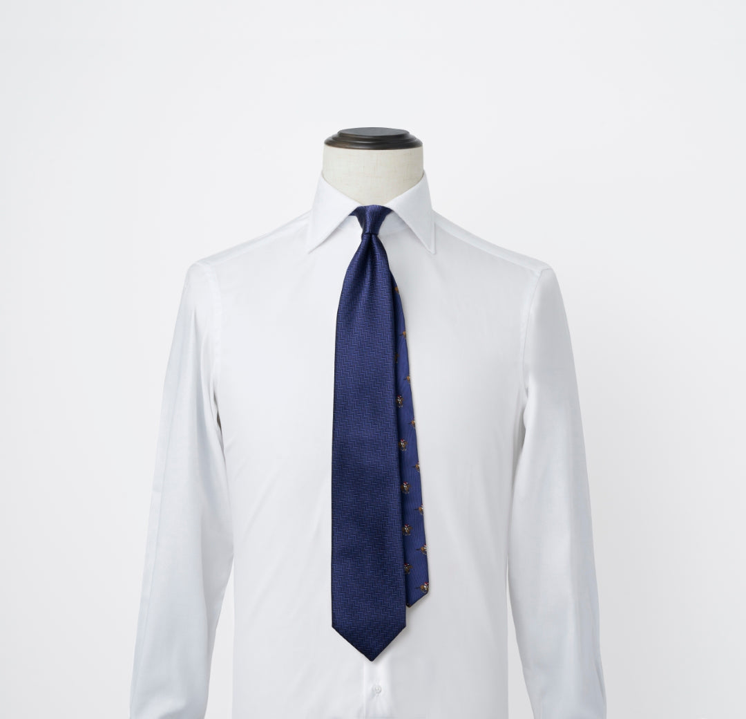NEW!【ネクタイ】Aquascutum ｜干支馬 ジョッキーモチーフ クレリックタイ ネイビー 紺色 シャツ着用画