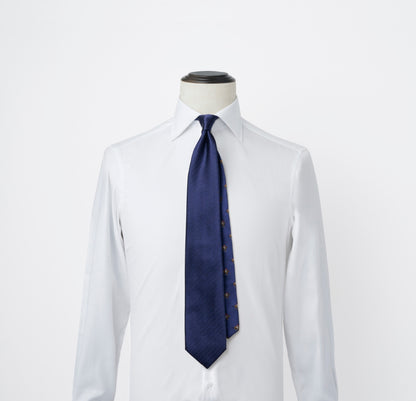 NEW!【ネクタイ】Aquascutum ｜干支馬 ジョッキーモチーフ クレリックタイ ネイビー 紺色 シャツ着用画