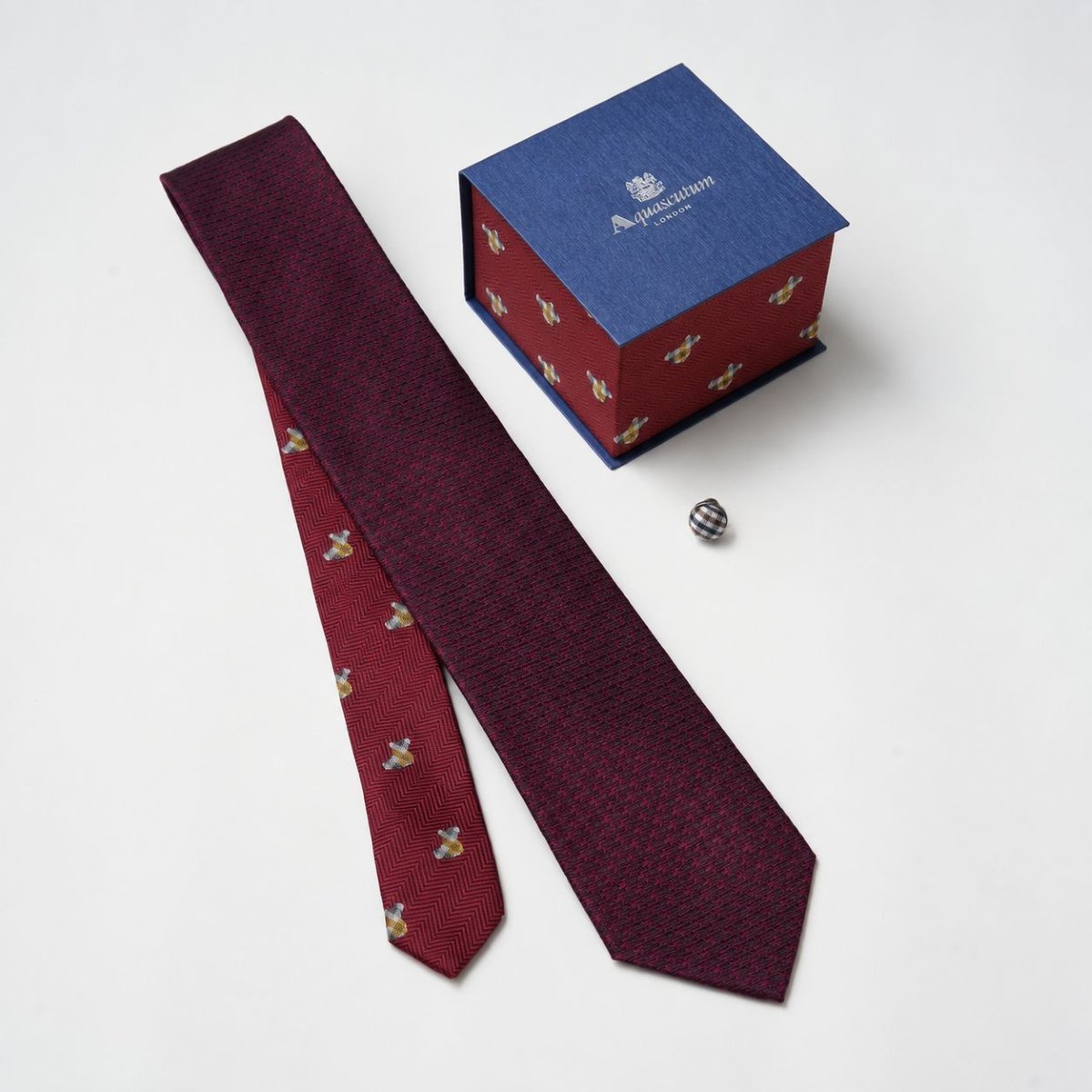 【ネクタイ】Aquascutum｜ ラペルピン BOXセット ハウンドツゥース/テディベアモチーフ クレリックタイ ワイン カラバリ