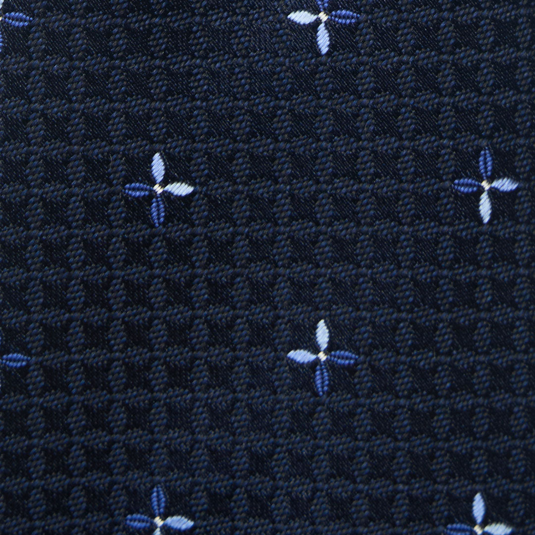 【ネクタイ】TAKEO KIKUCHI｜小紋 ミッドナイトネイビー 柄アップ