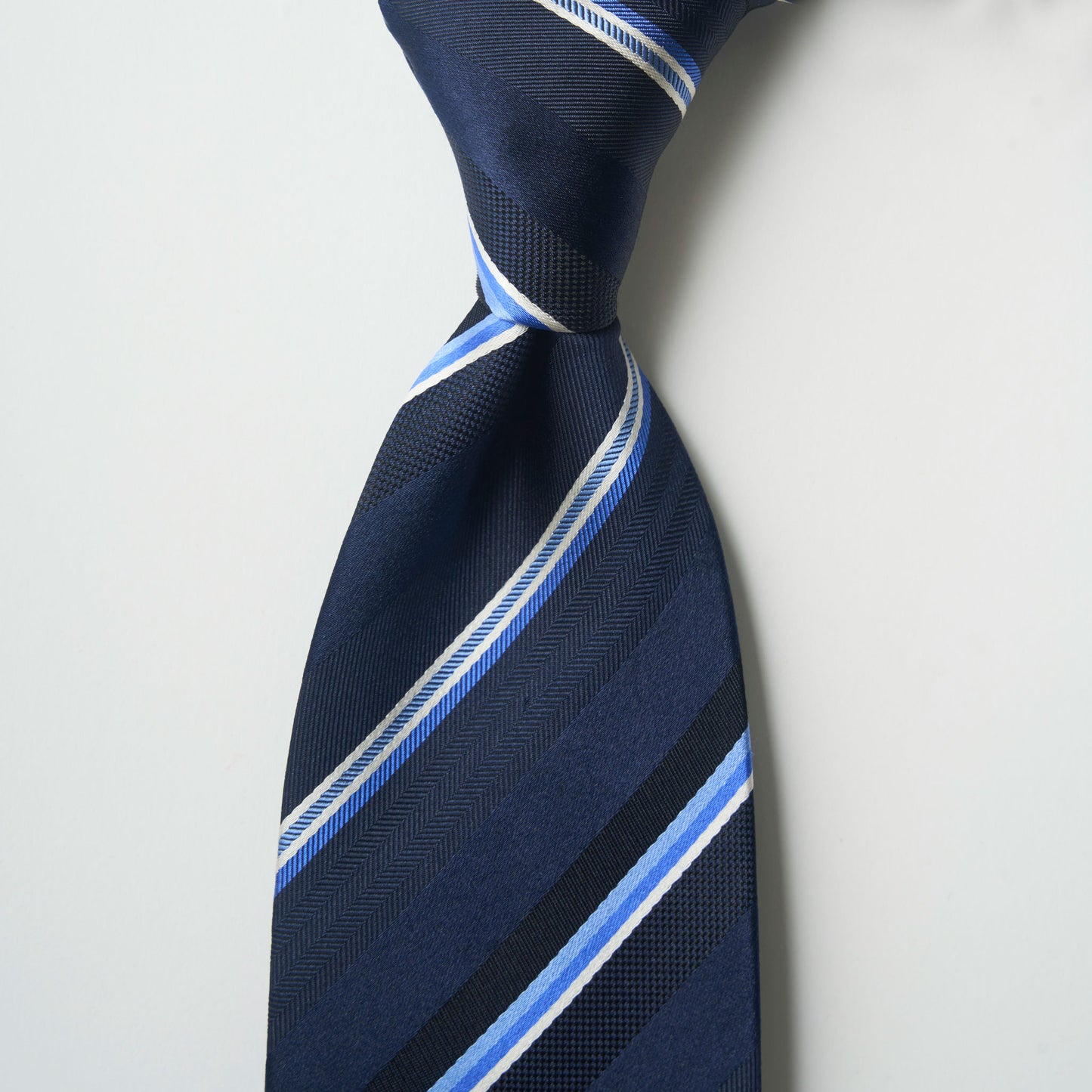 【ネクタイ】TAKEO KIKUCHI｜タイバーシリンダーBOXセット ストライプ ダークネイビー ノットアップ