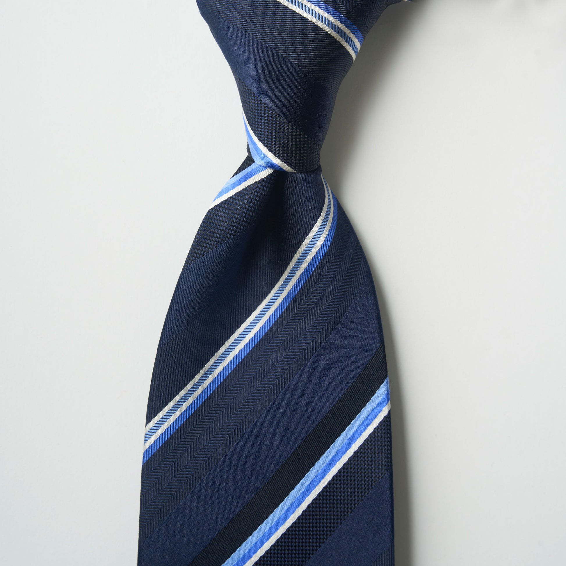 【ネクタイ】TAKEO KIKUCHI｜タイバーシリンダーBOXセット ストライプ ダークネイビー ノットアップ