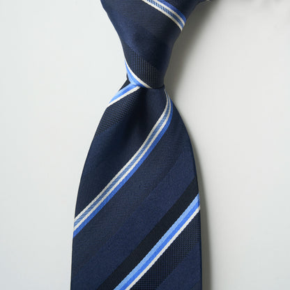 【ネクタイ】TAKEO KIKUCHI｜タイバーシリンダーBOXセット ストライプ ダークネイビー ノットアップ