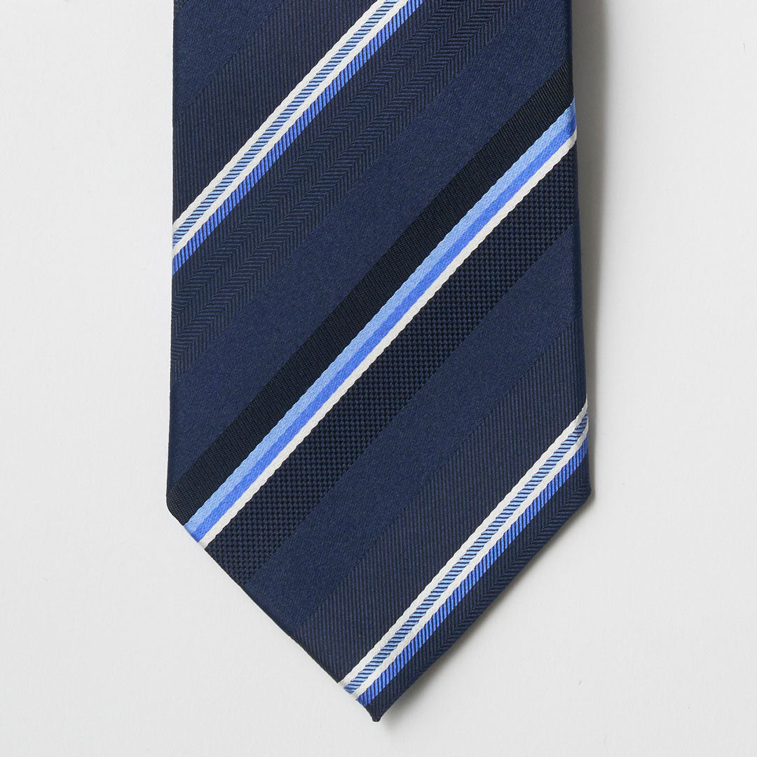 【ネクタイ】TAKEO KIKUCHI｜タイバーシリンダーBOXセット ストライプ  ダークネイビー 剣先アップ