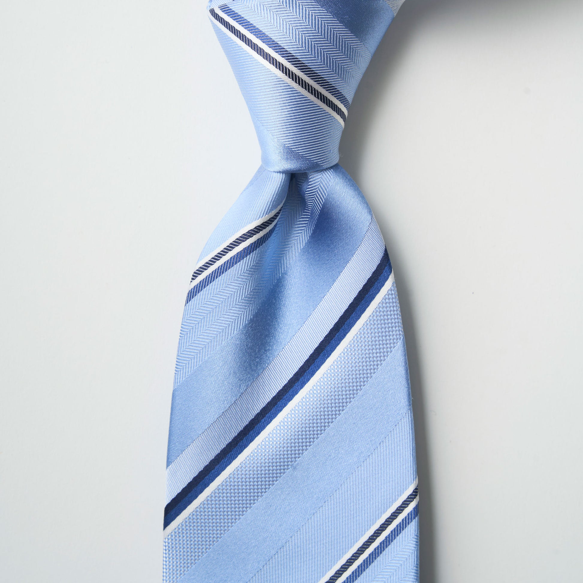 【ネクタイ】TAKEO KIKUCHI｜タイバーシリンダーBOXセット ストライプ ライトブルー ノットアップ