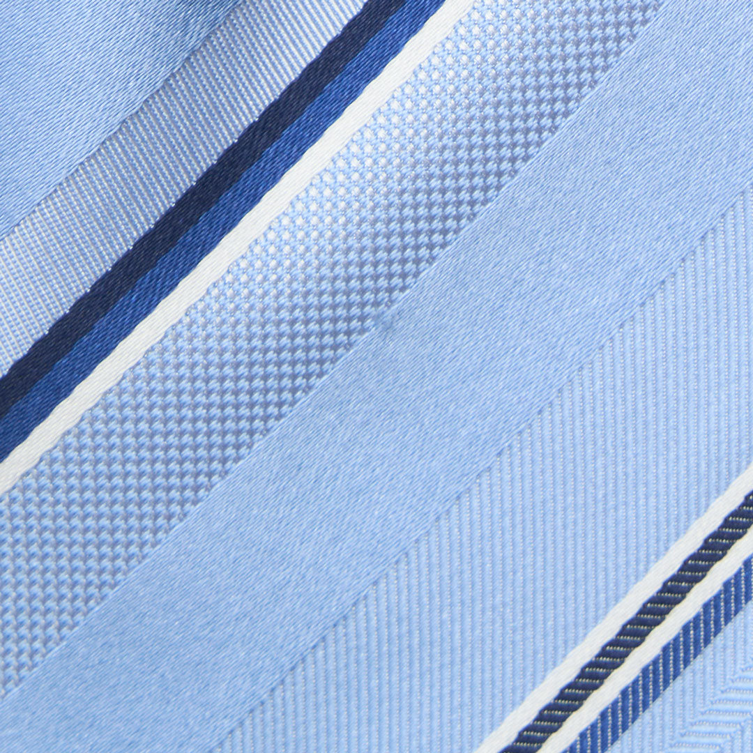 【ネクタイ】TAKEO KIKUCHI｜タイバーシリンダーBOXセット ストライプ ライトブルー 柄アップ