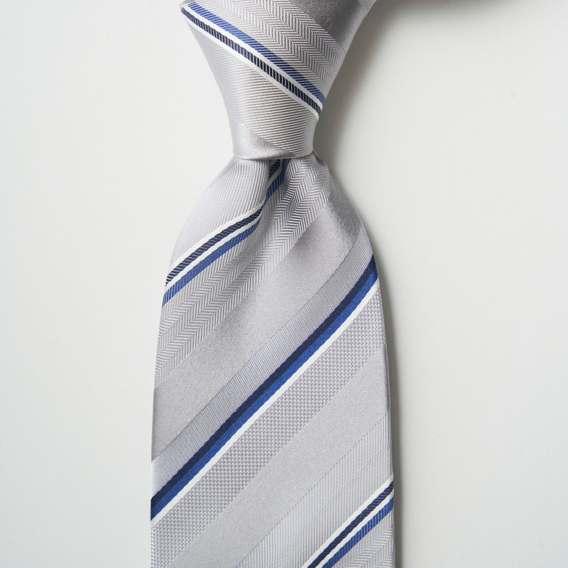 【ネクタイ】TAKEO KIKUCHI｜タイバーシリンダーBOXセット ストライプ シルバー ノットアップ