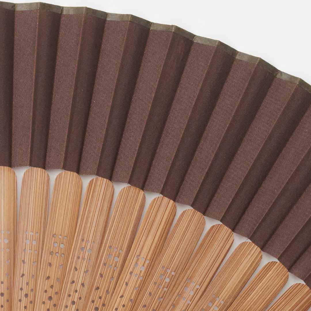 【扇子】保赤軒 角格子 茶色 ブラウン 扇面アップ