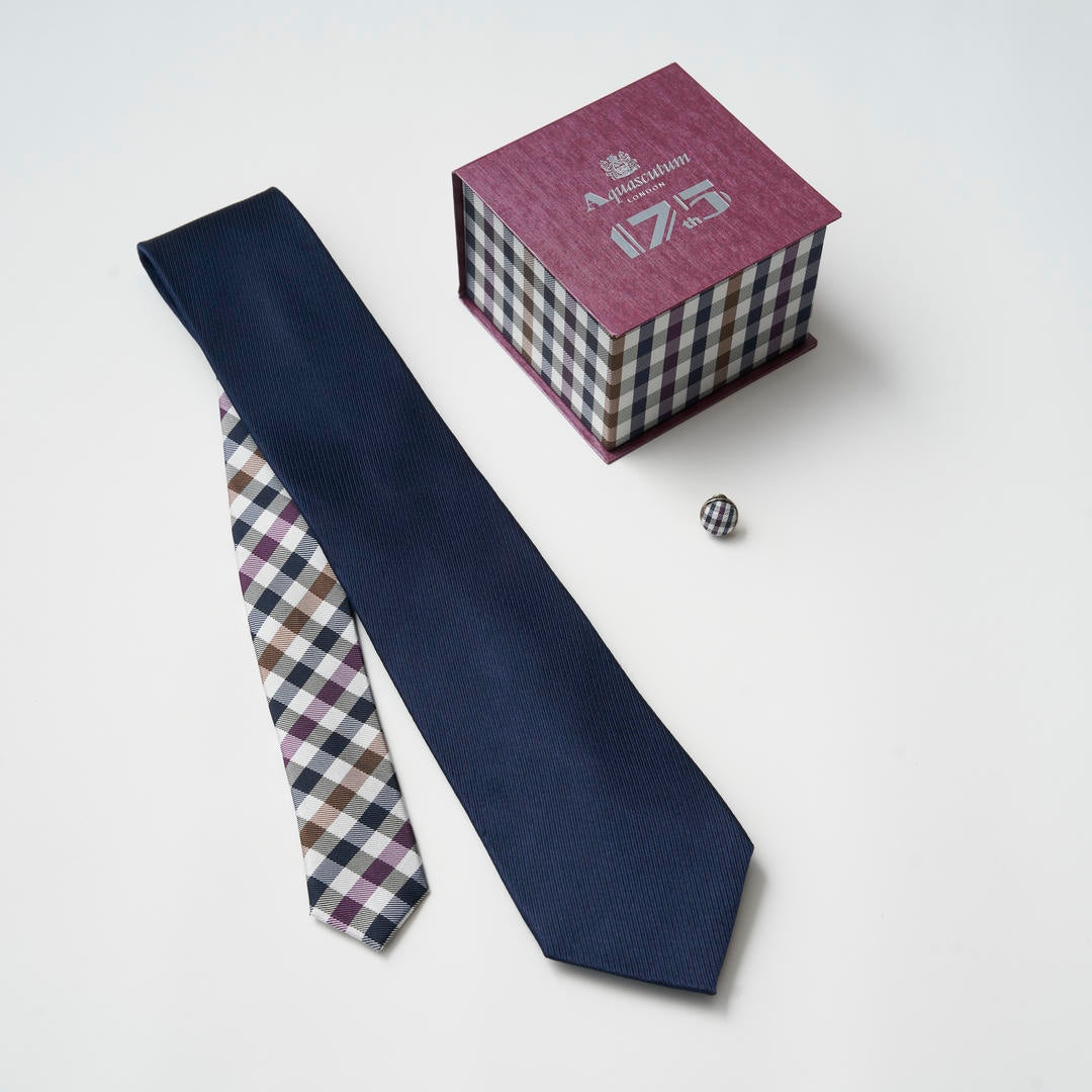 【ネクタイ】Aquascutum ｜175周年企画 ラペルピン BOXセット ギャバジンクラブチェック クレリックタイ ミッドナイトネイビー 紺 専用ギフトボックス ラペルピン