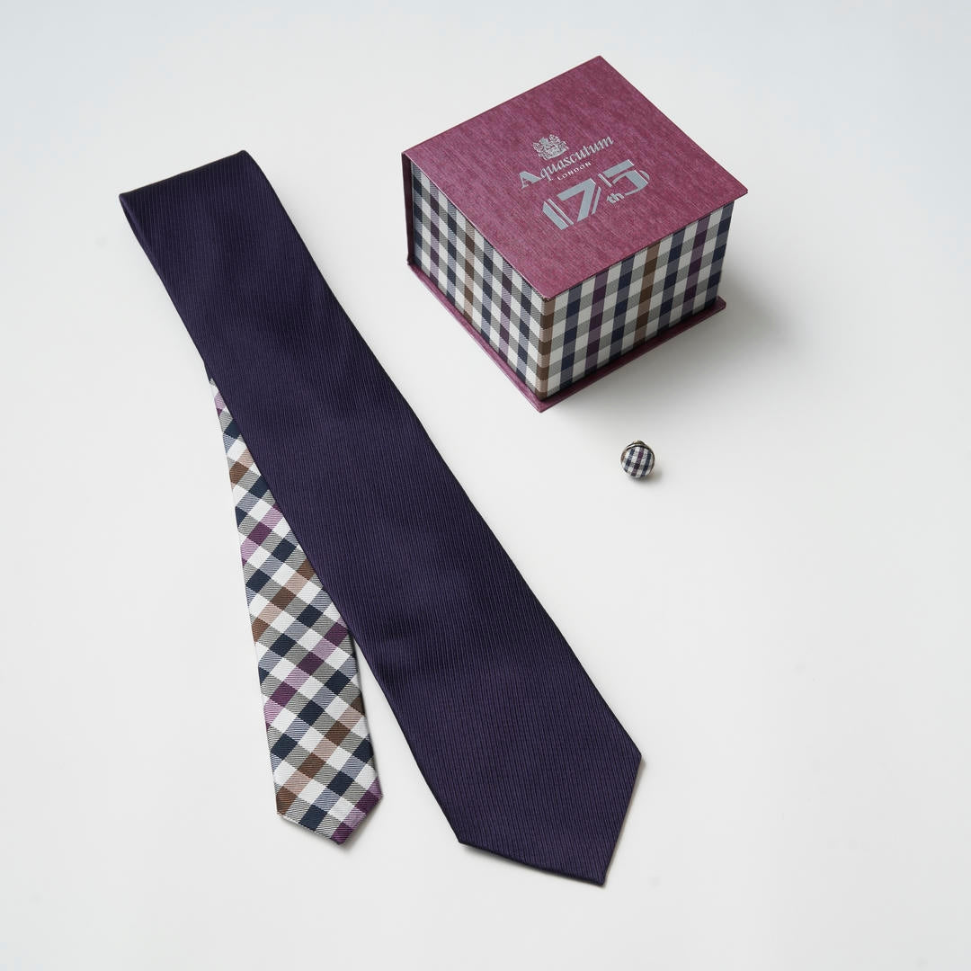 【ネクタイ】Aquascutum ｜175周年企画 ラペルピン BOXセット ギャバジンクラブチェック クレリックタイ ディープパープル 紫 専用ギフトボックス ラペルピン