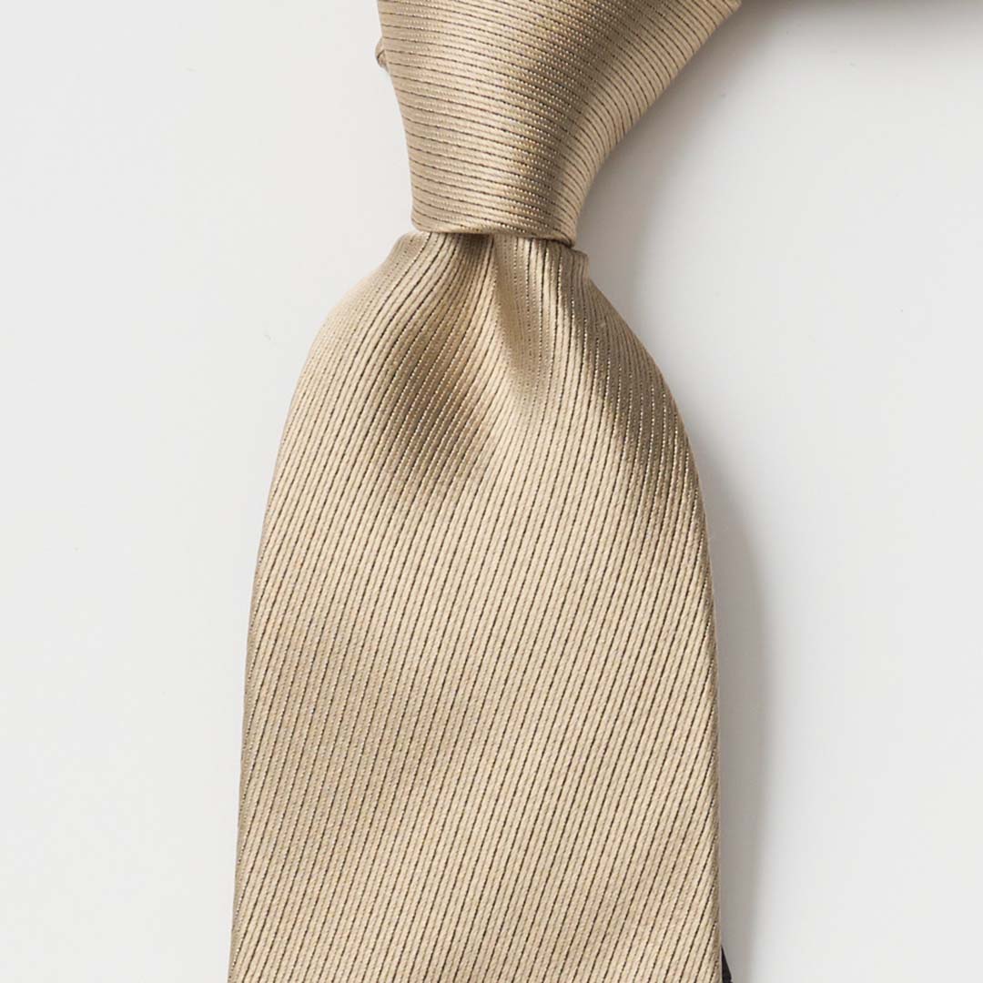 【ネクタイ】Aquascutum ｜175周年企画 ラペルピン BOXセット ギャバジンクラブチェック クレリックタイ カーキ ベージュ ノットアップ