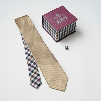 【ネクタイ】Aquascutum ｜175周年企画 ラペルピン BOXセット ギャバジンクラブチェック クレリックタイ カーキ ベージュ 専用ギフトボックス ラペルピン
