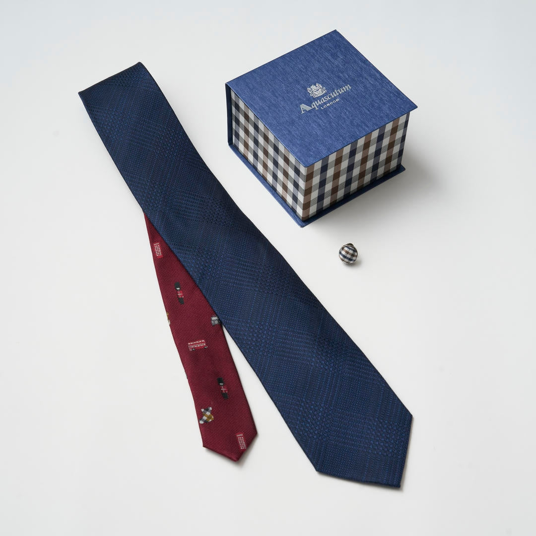 【ネクタイ】Aquascutum｜ ラペルピン BOXセット グレンチェックソリッド/ロンドンモチーフ クレリックタイ ダークネイビー 紺 専用ギフトボックス ラペルピン