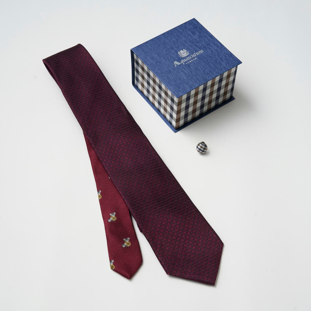 【ネクタイ】Aquascutum｜ ラペルピン BOXセット ハウンドツゥース/テディベアモチーフ クレリックタイ ワイン 専用ギフトボックス ラペルピン
