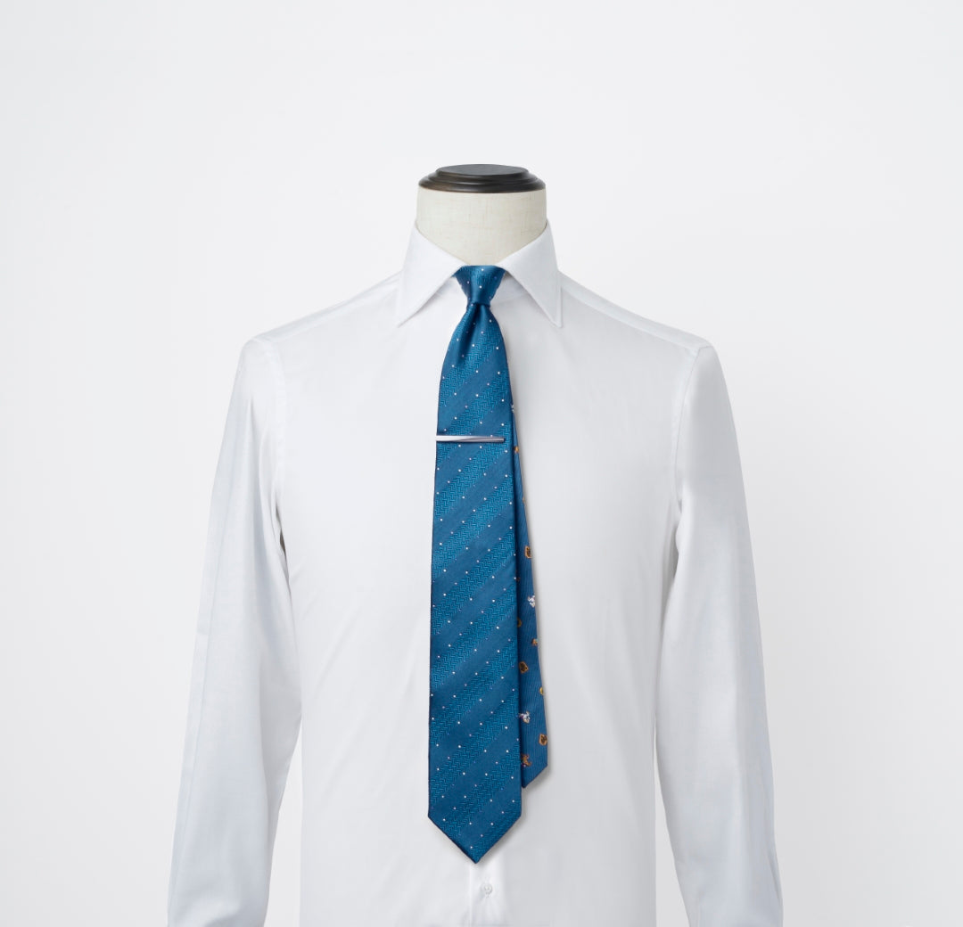 【ネクタイ】TAKEO KIKUCHI｜干支柄  タイバーBOXセット ドット/馬 ターコイズブルー グリーン 青 シャツ着用画