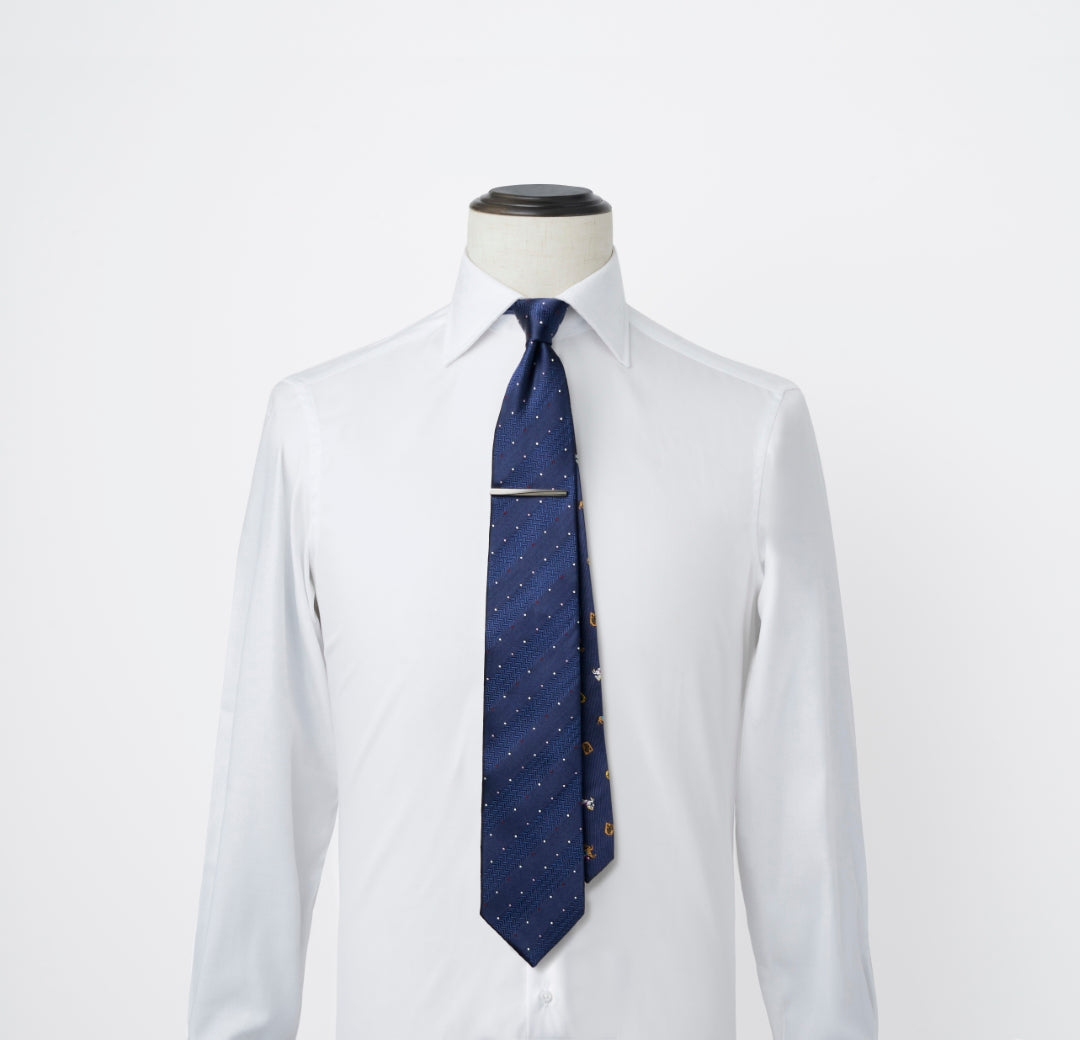 【ネクタイ】TAKEO KIKUCHI｜干支柄  タイバーBOXセット ドット/馬 ネイビー 紺色 シャツ着用画