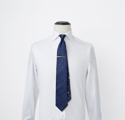 【ネクタイ】TAKEO KIKUCHI｜干支柄  タイバーBOXセット ドット/馬 ネイビー 紺色 シャツ着用画