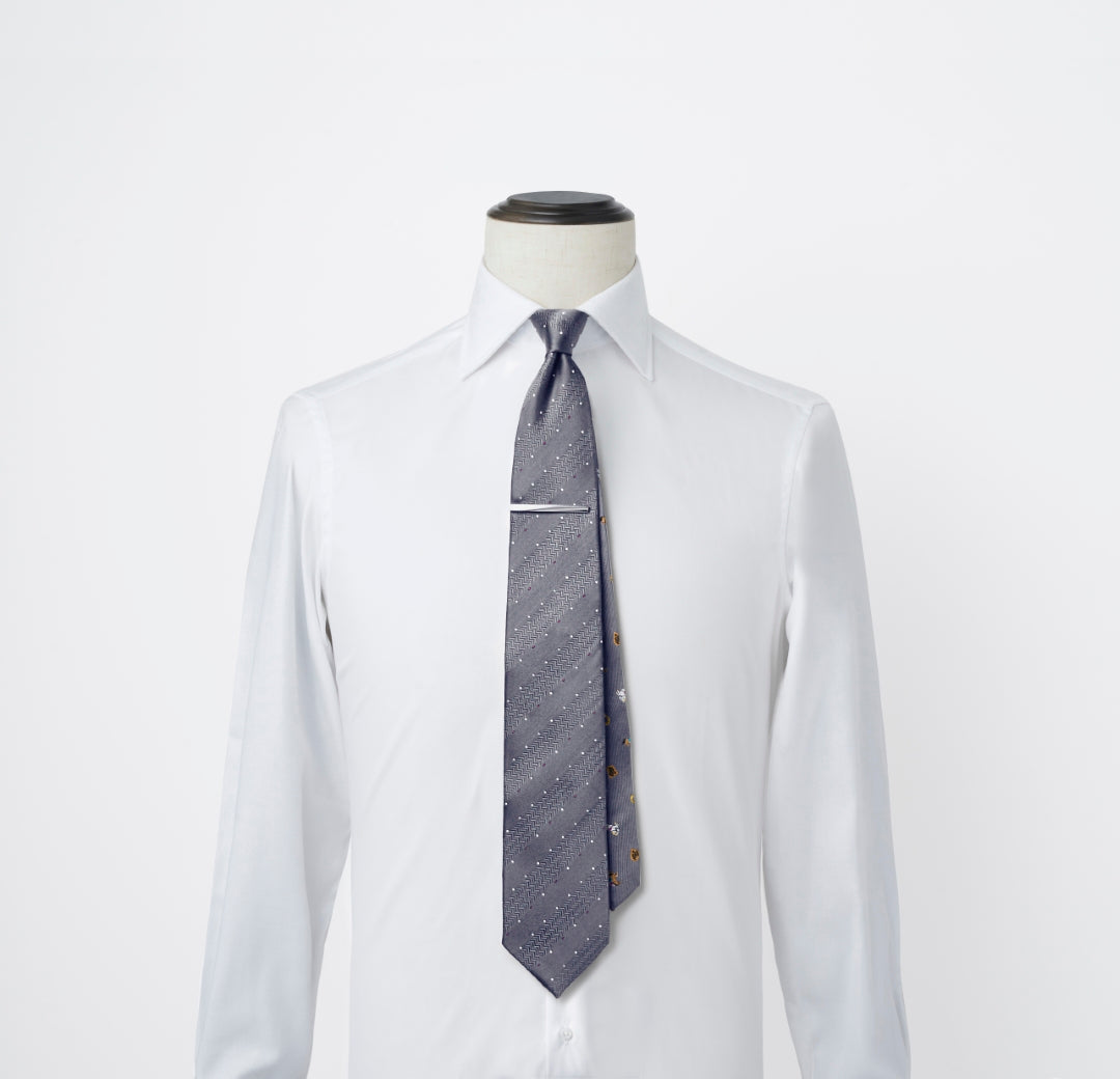 【ネクタイ】TAKEO KIKUCHI｜干支柄  タイバーBOXセット ドット/馬 グレー シャツ着用画