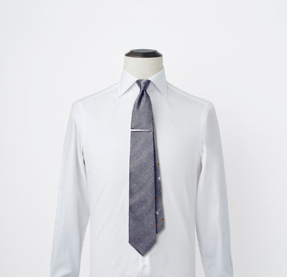 【ネクタイ】TAKEO KIKUCHI｜干支柄  タイバーBOXセット ドット/馬 グレー シャツ着用画