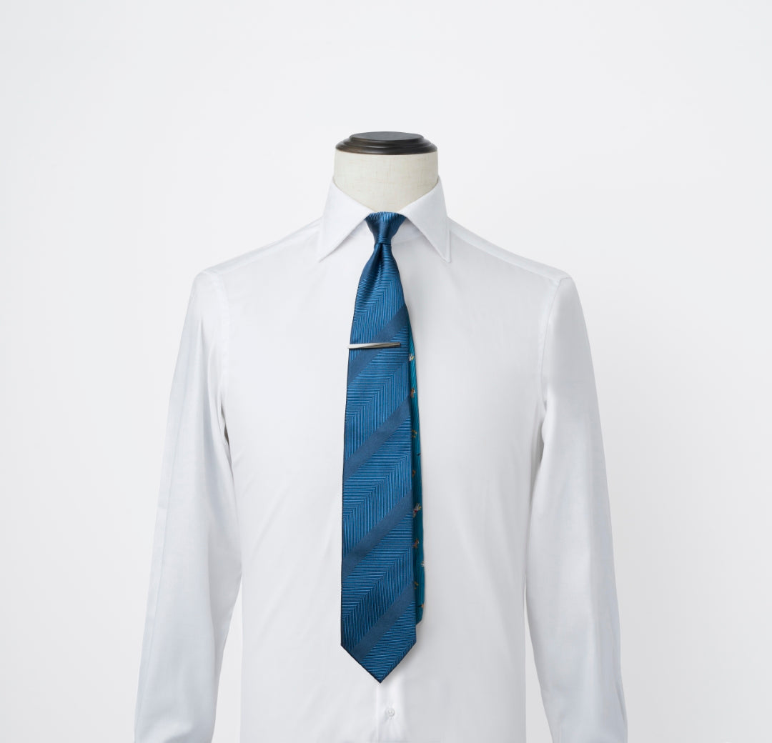 【ネクタイ】TAKEO KIKUCHI｜干支柄  タイバーBOXセット ソリッド/馬 ターコイズブルー グリーン シャツ着用画