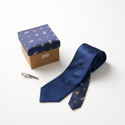 【ネクタイ】TAKEO KIKUCHI｜干支柄  タイバーBOXセット ソリッド/馬 ネイビー 紺色