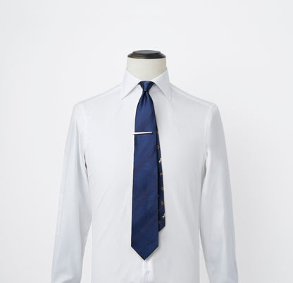 【ネクタイ】TAKEO KIKUCHI｜干支柄  タイバーBOXセット ソリッド/馬 ネイビー 紺色 シャツ着用画