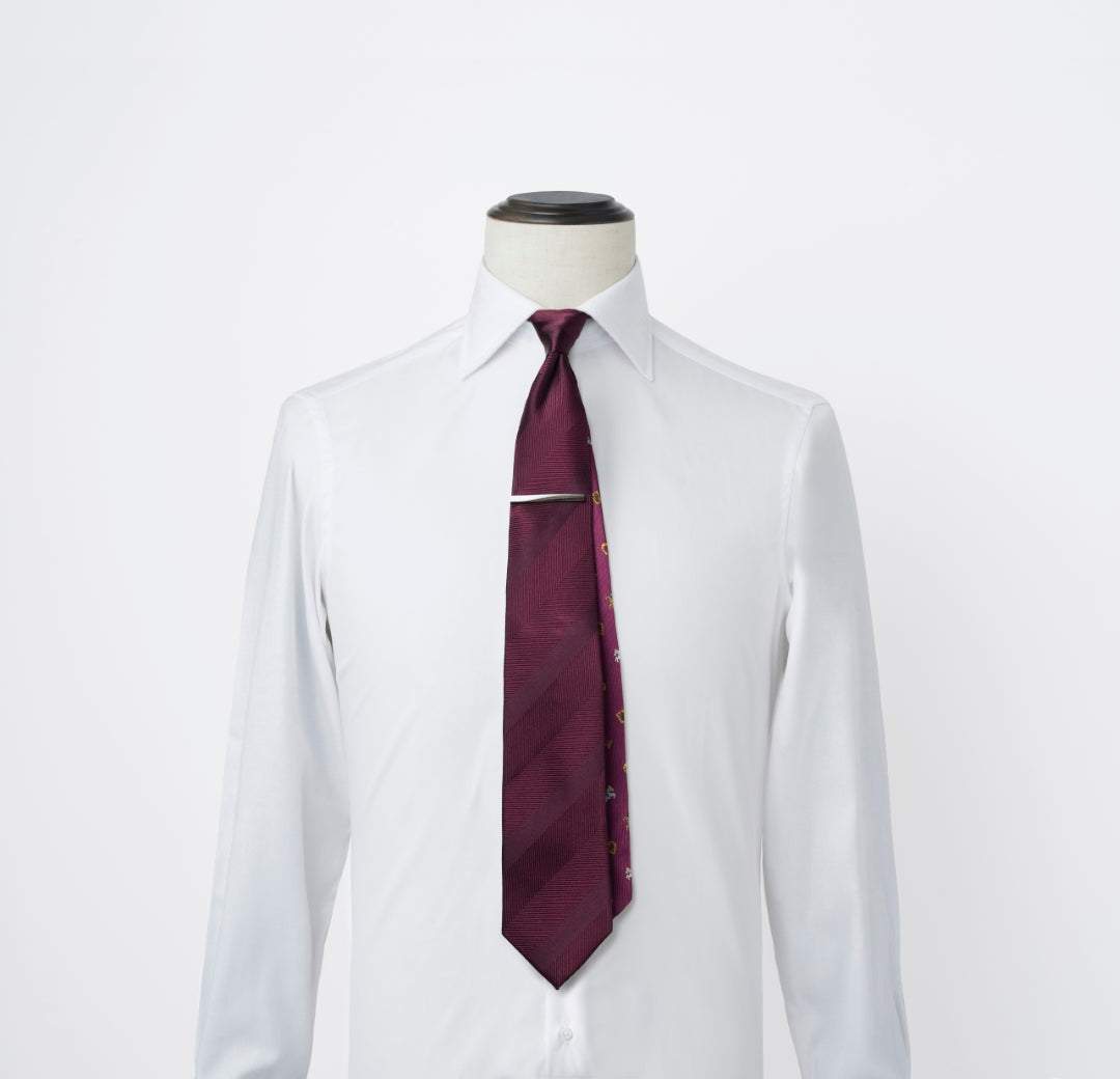 【ネクタイ】TAKEO KIKUCHI｜干支柄  タイバーBOXセット ソリッド/馬 ワイン ボルドー 赤 シャツ着用画